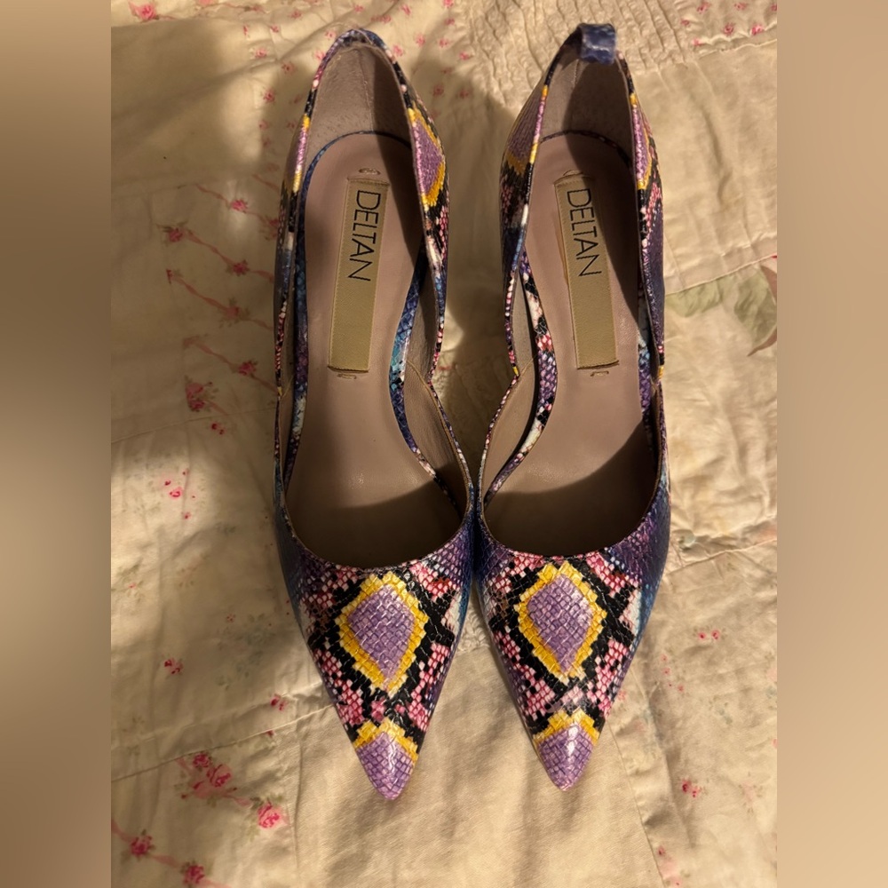 Deltan heels for women